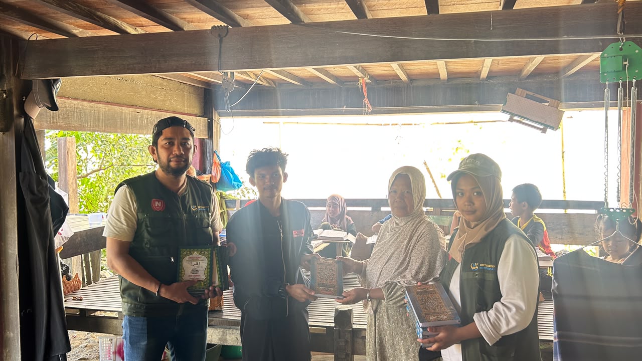 Dukung Fasilitas TPA, Mahasiswa KKN Nobel Indonesia Salurkan Bantuan ke Desa Sikkuale